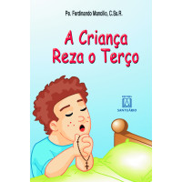 A criança reza o terço